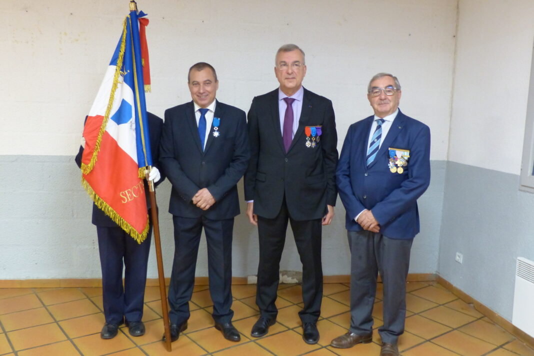 Les officiels et le porte drapeau François Leheuf