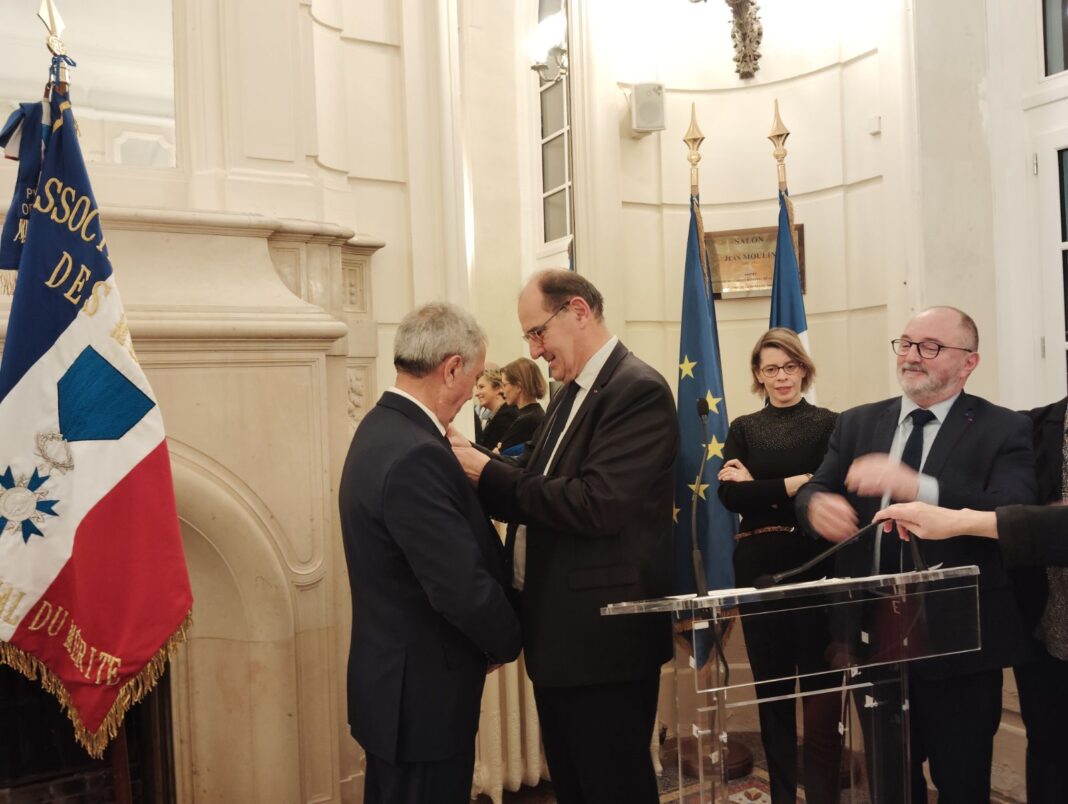 M. Jean Castex remet la médaille de chevalier de l'ONM à M. Jean Maury