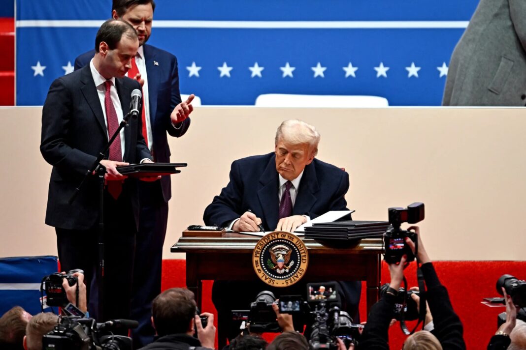 Donald Trump signe plusieurs décrets exécutifs importants Donald Trump signe plusieurs décrets exécutifs importants