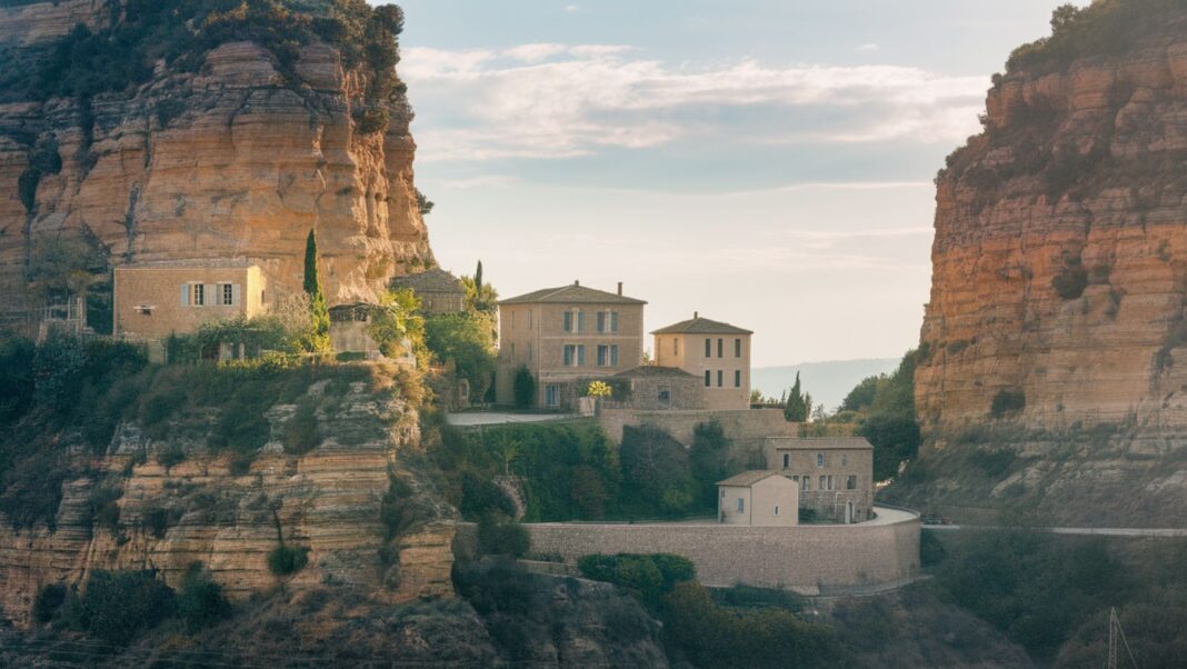 4 habitants et une vue à couper le souffle - bienvenue dans le village le plus exclusif de France 4 habitants et une vue à couper le souffle - bienvenue dans le village le plus exclusif de France