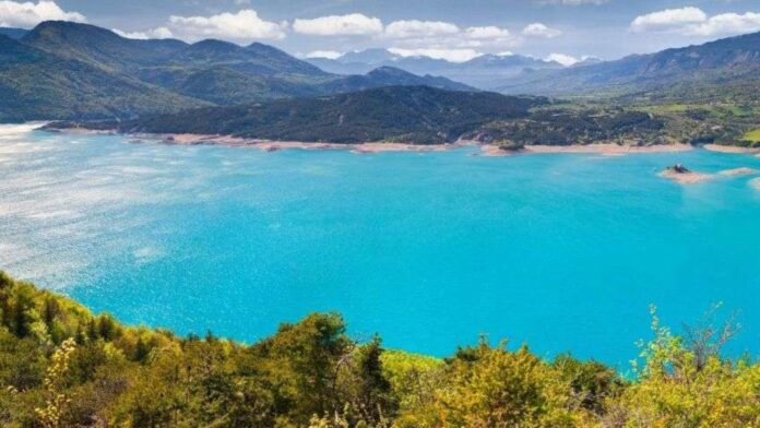 Ce lac artificiel attire plus de visiteurs que la Tour Eiffel, d'après une étude récente