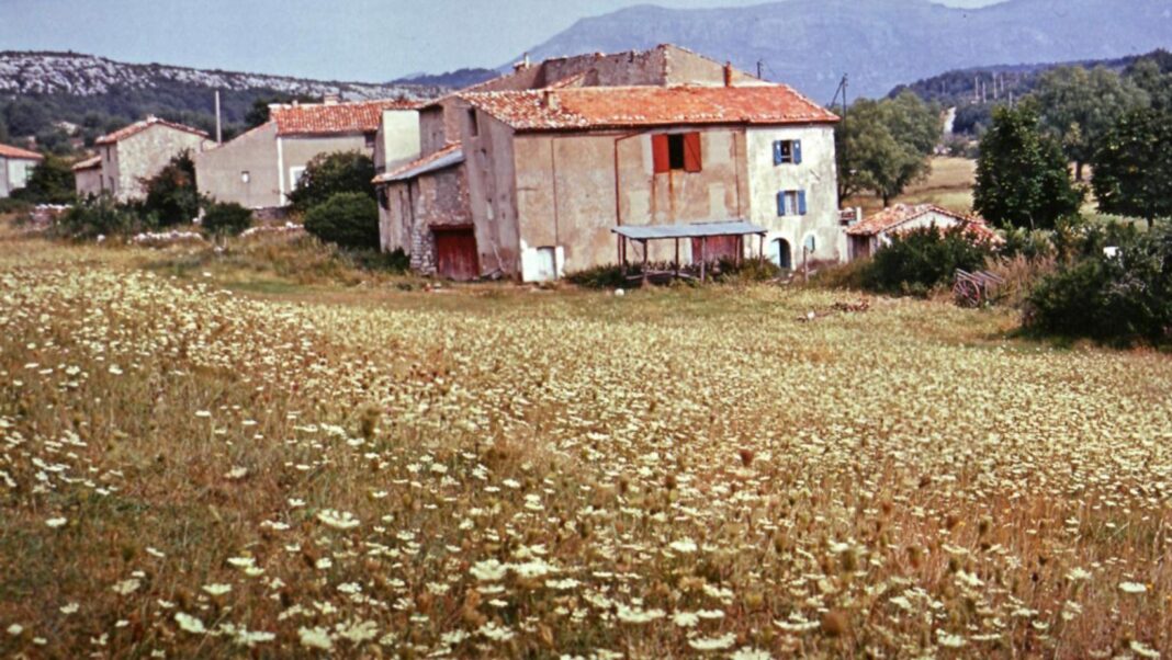Ce village Français interdit d'accès cache un secret d'État Ce village Français interdit d'accès cache un secret d'État