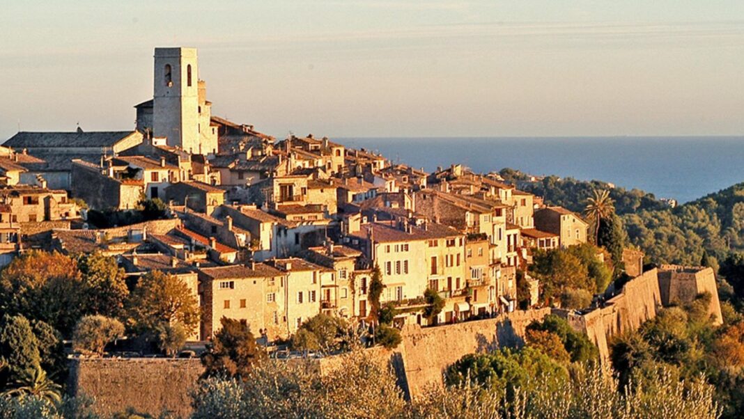 Ce village perché des Alpes-Maritimes a inspiré les plus grands artistes du 20e siècle Ce village perché des Alpes-Maritimes a inspiré les plus grands artistes du 20e siècle
