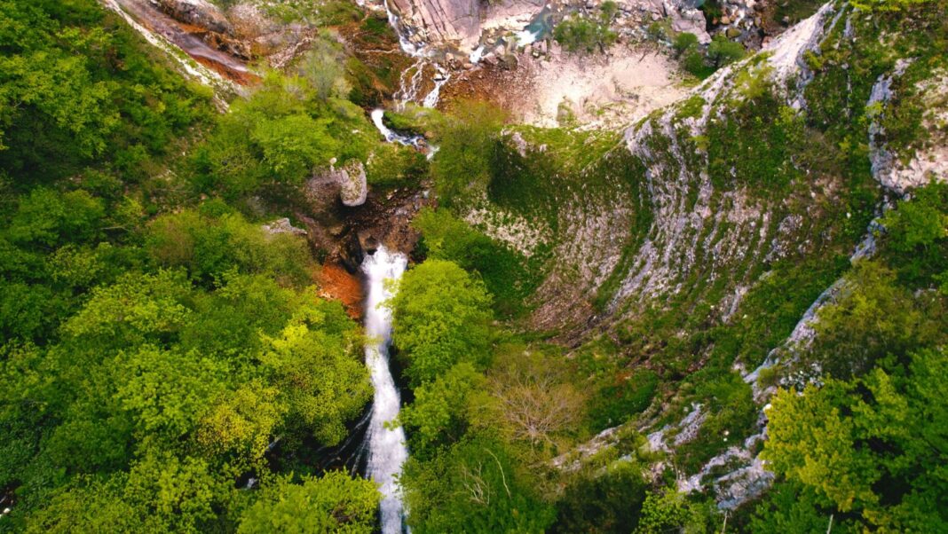 Cette cascade géorgienne est plus haute que la Tour Eiffel ! Cette cascade géorgienne est plus haute que la Tour Eiffel !