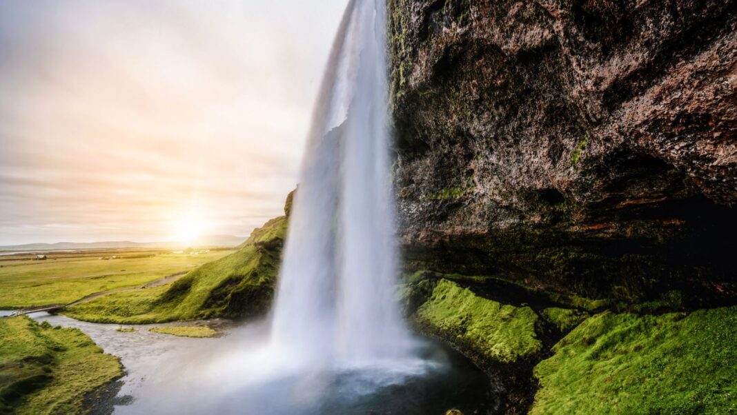 Cette cascade islandaise vous invite à marcher derrière un rideau d'eau de 60 mètres Cette cascade islandaise vous invite à marcher derrière un rideau d'eau de 60 mètres