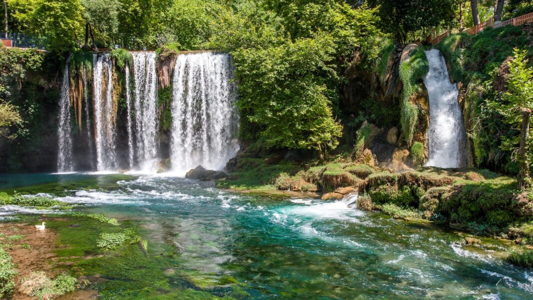 Cette chute d'eau méditerranéenne offre le cadre parfait pour les photos de mariage Cette chute d'eau méditerranéenne offre le cadre parfait pour les photos de mariage