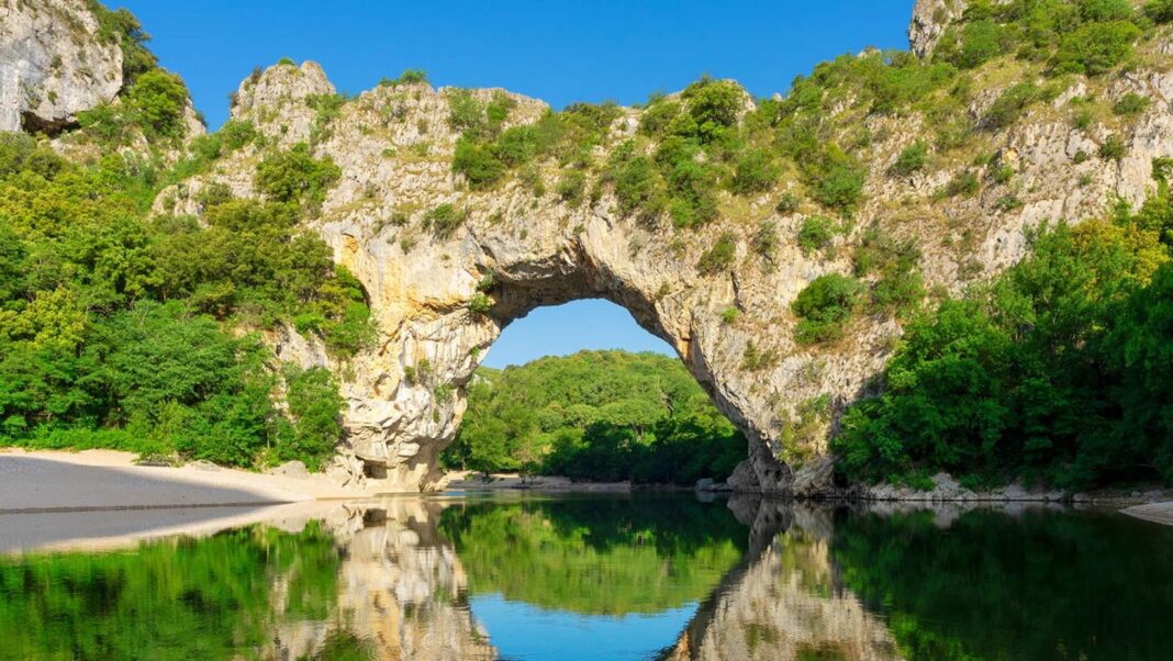 Le pont naturel le plus impressionnant d'Europe se trouve dans ce département français Le pont naturel le plus impressionnant d'Europe se trouve dans ce département français