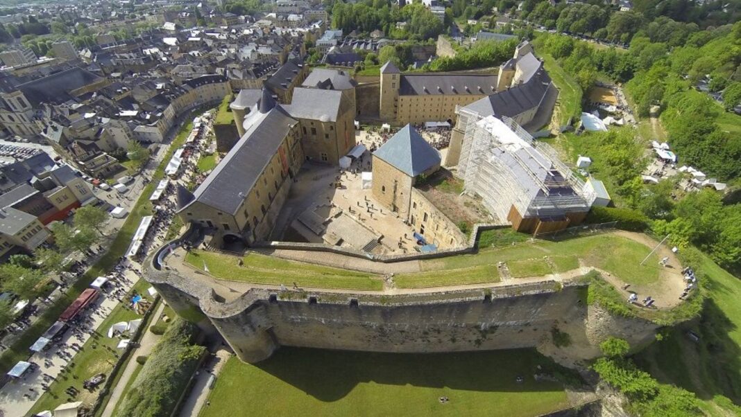 Le seul château fort médiéval encore habité en France se trouve dans ce département Le seul château fort médiéval encore habité en France se trouve dans ce département