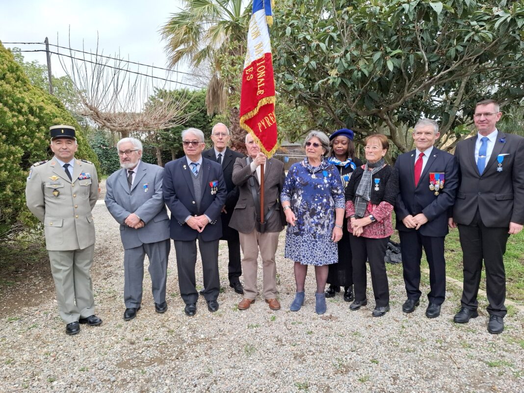 Les Officiels et le porte dapeau Mr Krutt membre de l'association qui s'est porté volontaire