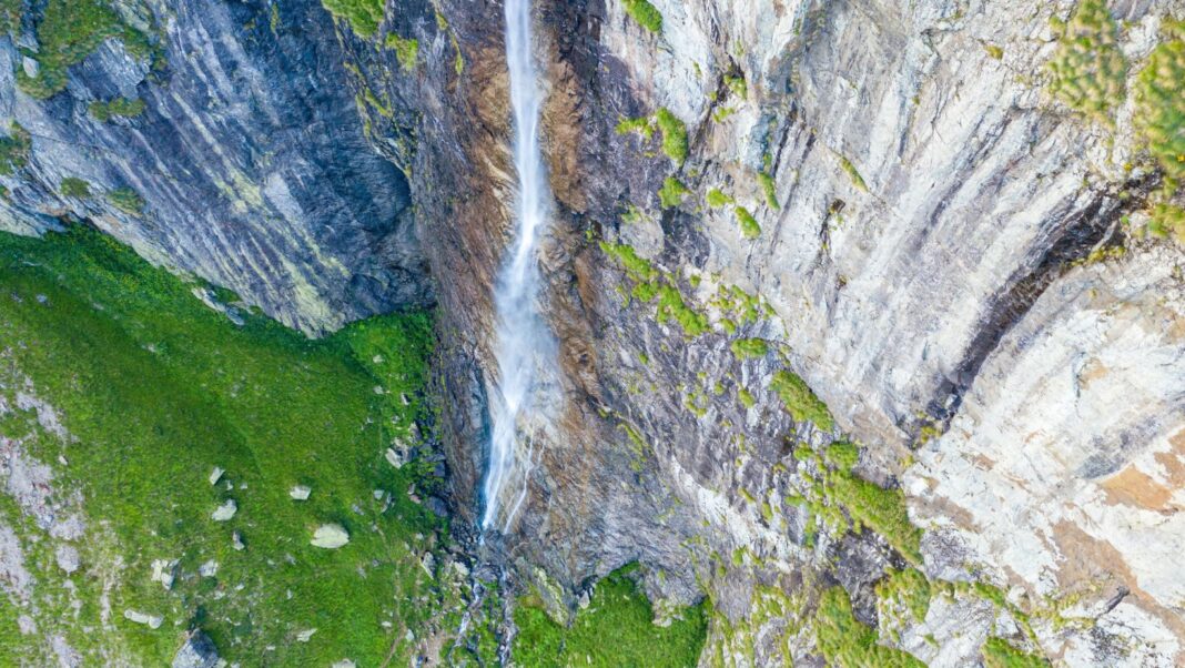 L'étonnante chute d'eau des Tatras qui fascine les amoureux de la nature L'étonnante chute d'eau des Tatras qui fascine les amoureux de la nature