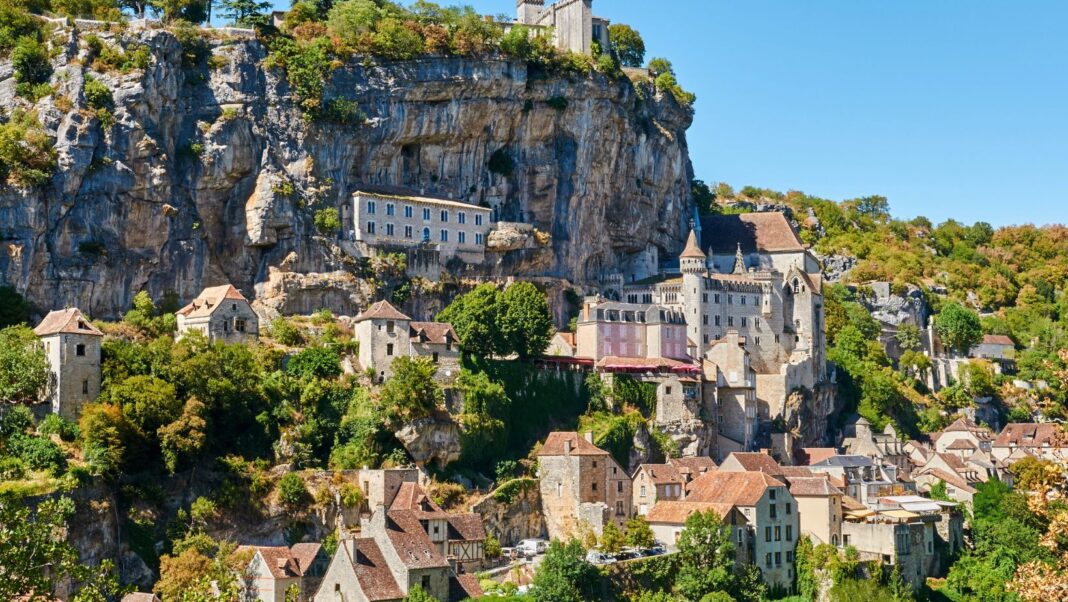 216 marches vers le ciel - Le village Français qui fait grimper les touristes 216 marches vers le ciel - Le village Français qui fait grimper les touristes