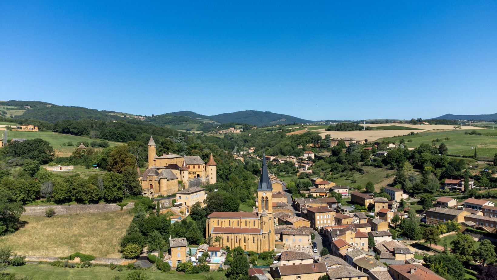 On dirait un décor de conte de fées - ce village français aux 1001 reflets