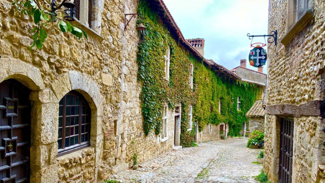 Ce village aux murs de pierre a servi de décor à 15 films historiques Ce village aux murs de pierre a servi de décor à 15 films historiques