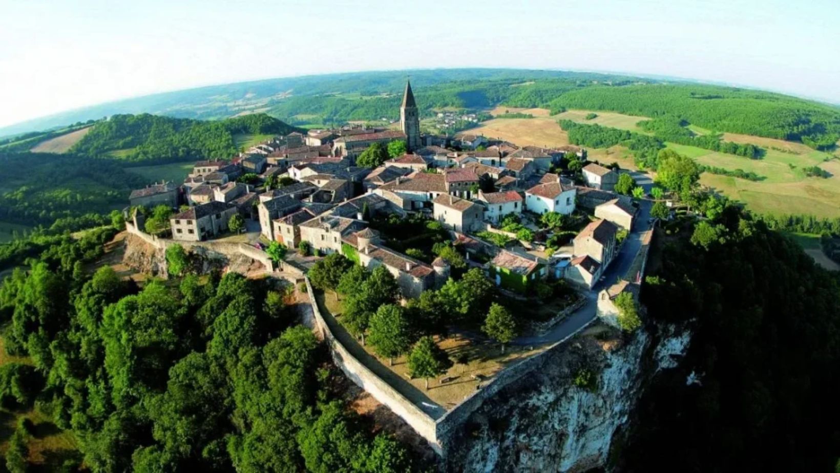 Ce village est le seul à offrir 4 panoramas radicalement différents sans jamais bouger