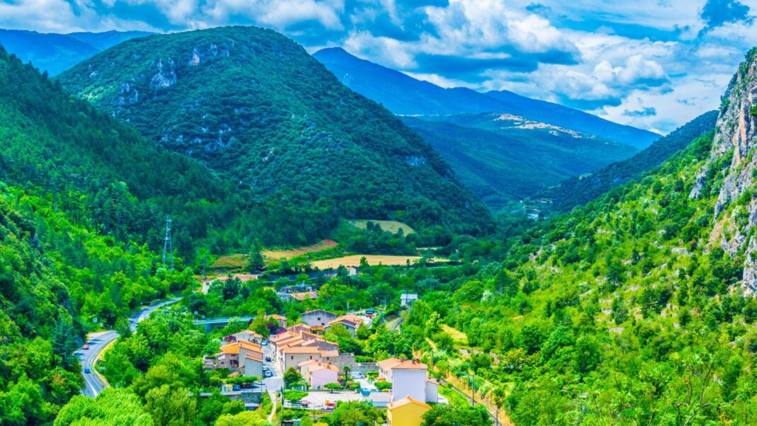 Ce village fortifié des Pyrénées cache un trésor souterrain que l'UNESCO protège jalousement Ce village fortifié des Pyrénées cache un trésor souterrain que l'UNESCO protège jalousement