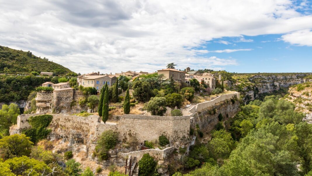 Ce village fortifié est le seul de France à être entouré par deux rivières souterraines Ce village fortifié est le seul de France à être entouré par deux rivières souterraines