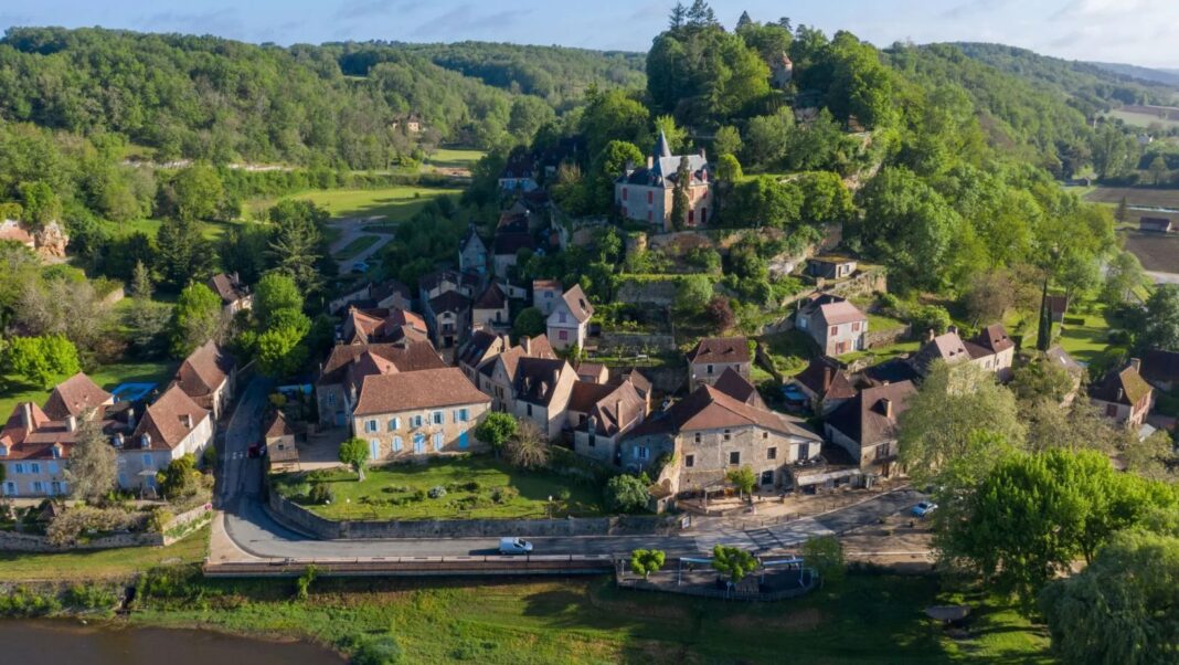 Le village français où 80% des maisons offrent une vue sur un phénomène géologique rare Le village français où 80% des maisons offrent une vue sur un phénomène géologique rare