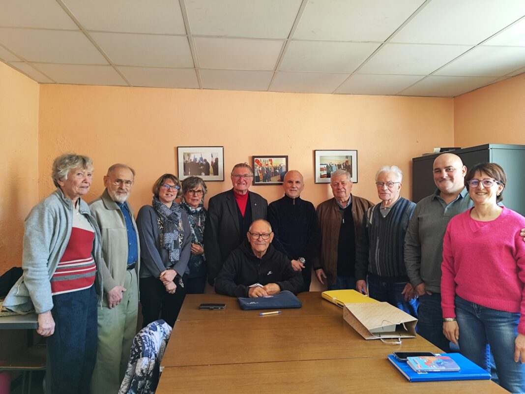 Manu Espinosa à gauche du président des ACPG-ACTM Gilbert Llong et des membres du bureau