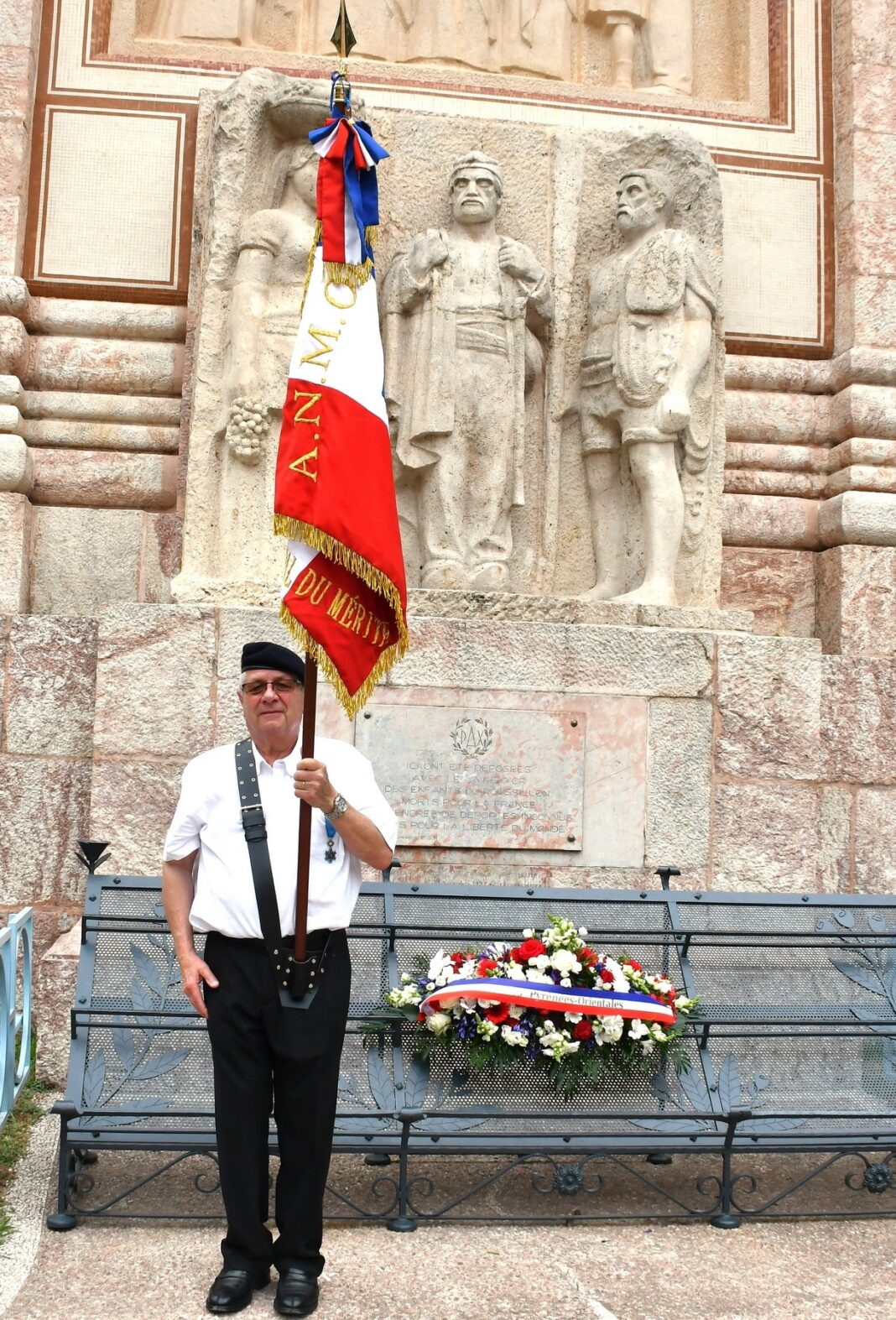Le porte drapeau Hervé Oriol