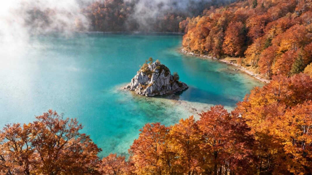 En septembre le lac d'Ilay du Jura révèle ses eaux turquoise à 450 visiteurs par jour