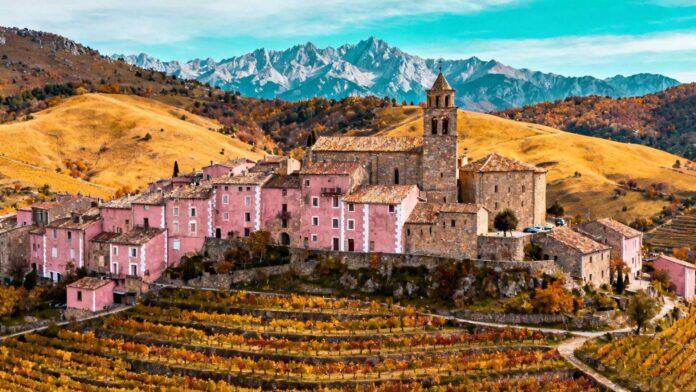 Ce village de 60 habitants abrite 3 églises romanes du 11e siècle dans les Aspres