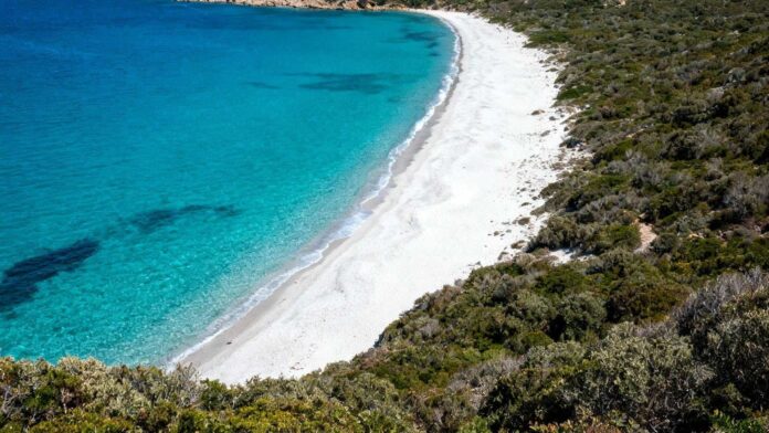 À 18 km d'Ajaccio cette presqu'île de 2 042 habitants cache des plages que les locaux gardent secrètes