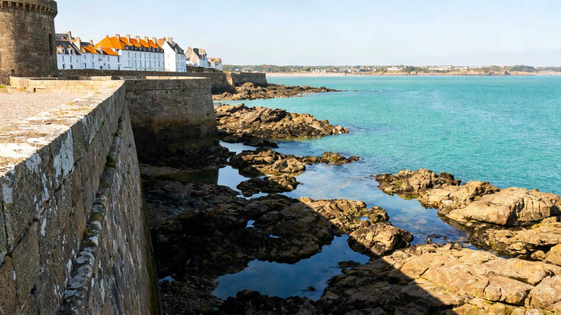 Entre mai et septembre Saint-Malo révèle ses 13,5 m de marées à 47 817 Malouins