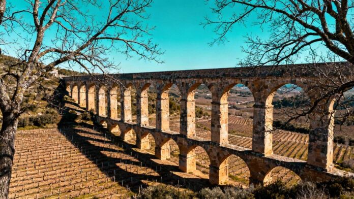 Le seul aqueduc romain de France qui irrigue encore les vignes après 1800 ans