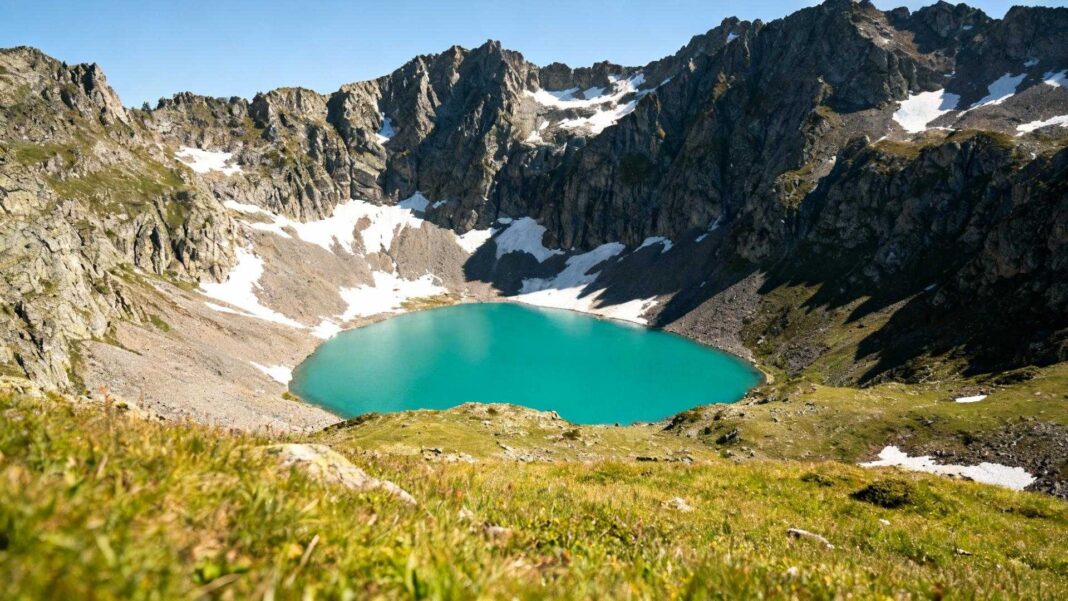 Ce lac de 10 000 ans dort à 2320 mètres dans le seul cirque glaciaire du Cambre d'Aze