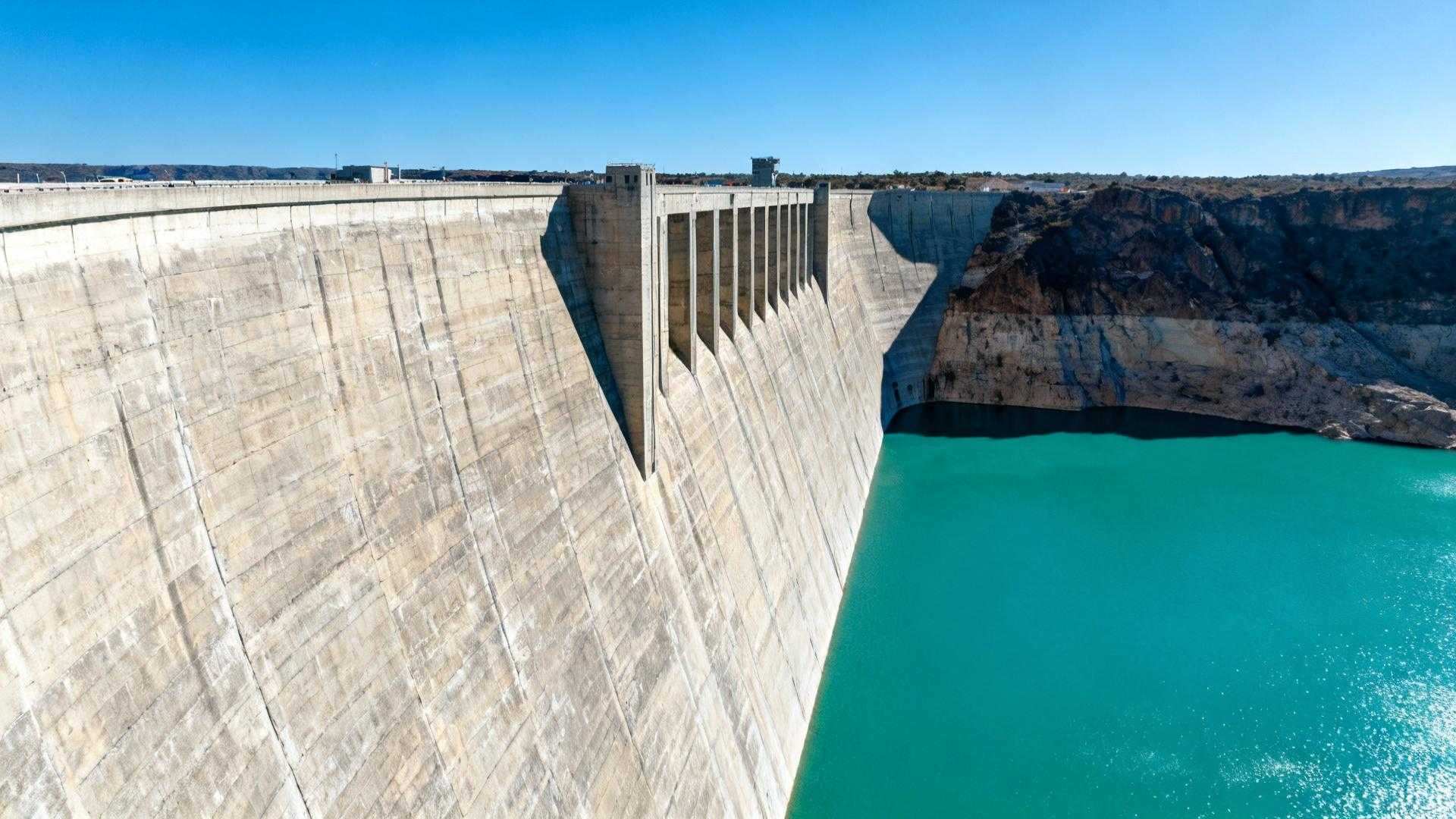 Ce bourg de 2 500 habitants où un barrage de 120 mètres garde un village englouti