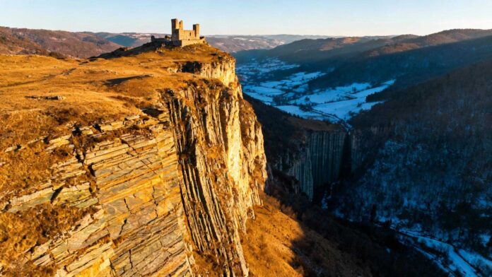 Voici le promontoire de 600 millions d'années où un château garde encore la vallée