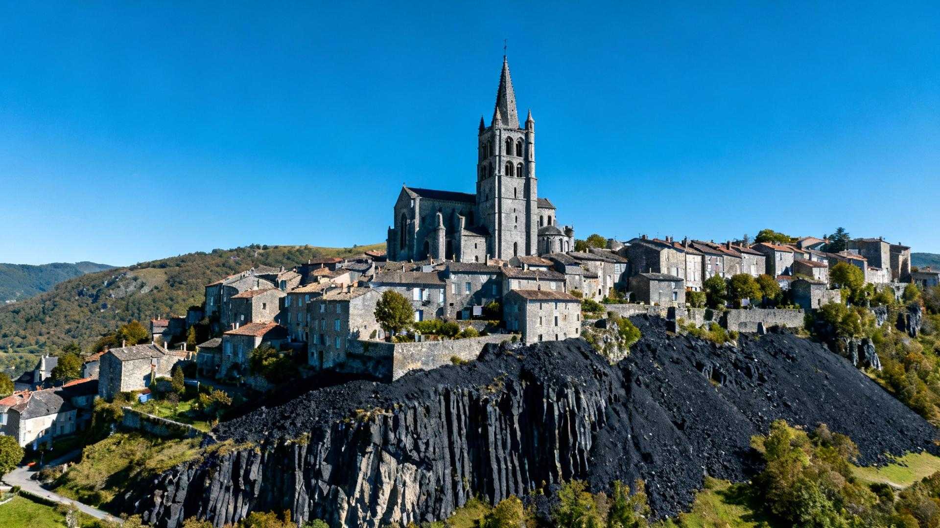Cette ville de Haute-Auvergne à 1 000 mètres garde 64 trésors sur basalte noir