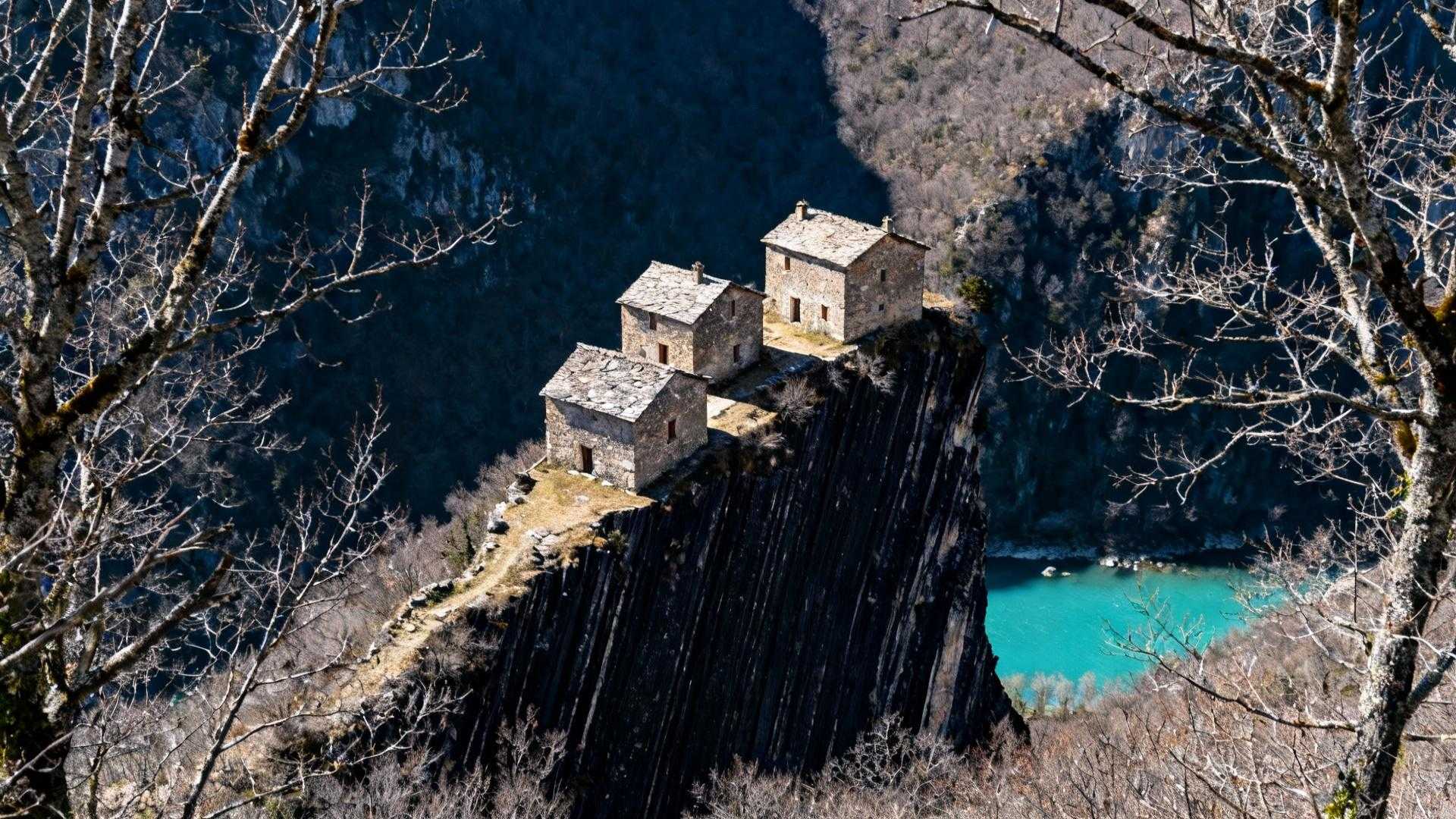 J’ai découvert ce hameau du Vallespir où 3 maisons dansent au-dessus du Tech depuis 7 siècles