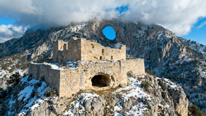 Le seul fort catalan où la pluie fait résonner une citerne creusée dans le rocher
