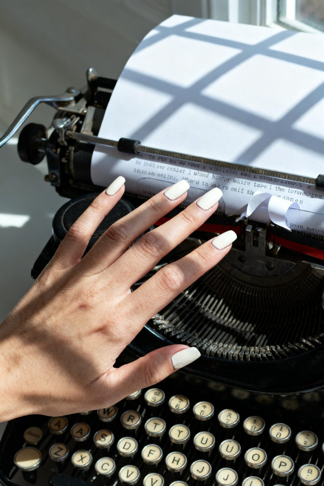 Pretty Almond Nails - ivory matte