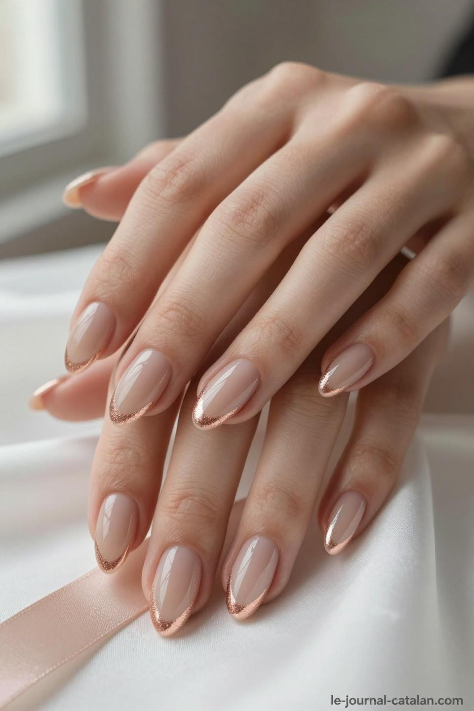Almond Nails Trendy - edge shimmer detail