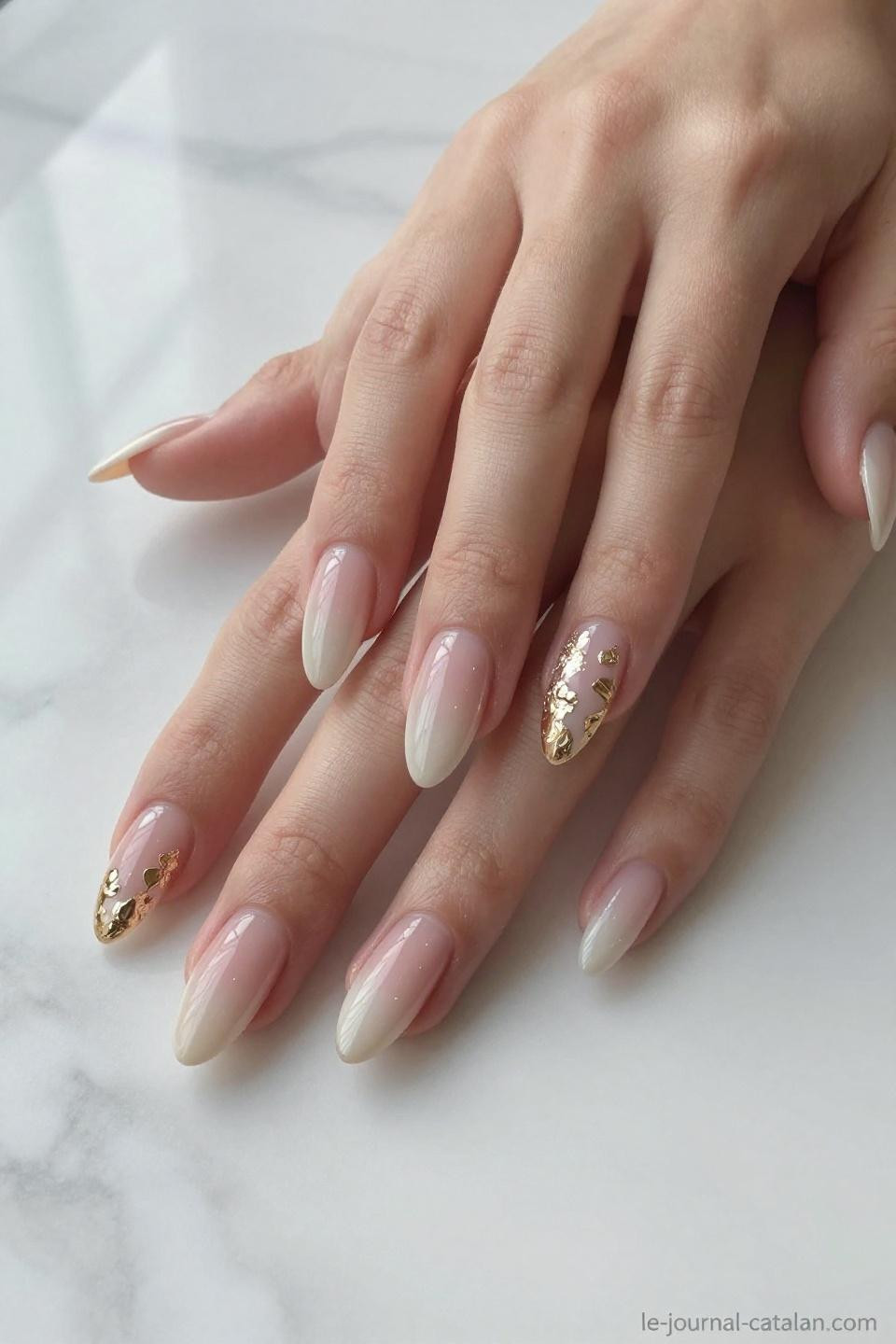 Almond Nails Trendy - ombré with foil
