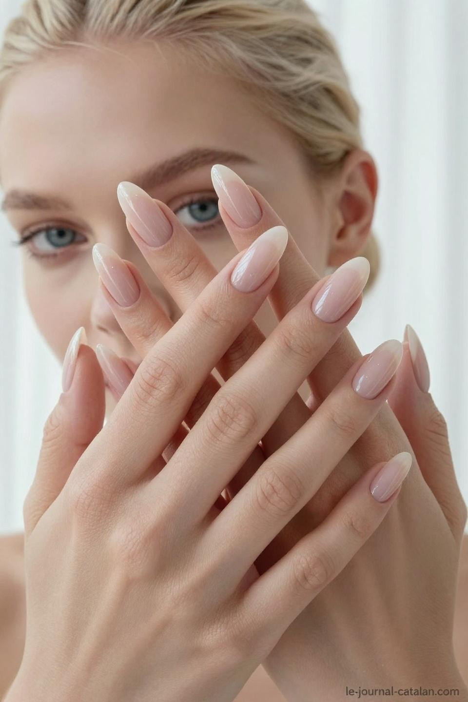 Almond Nails Trendy - glossy nude finish