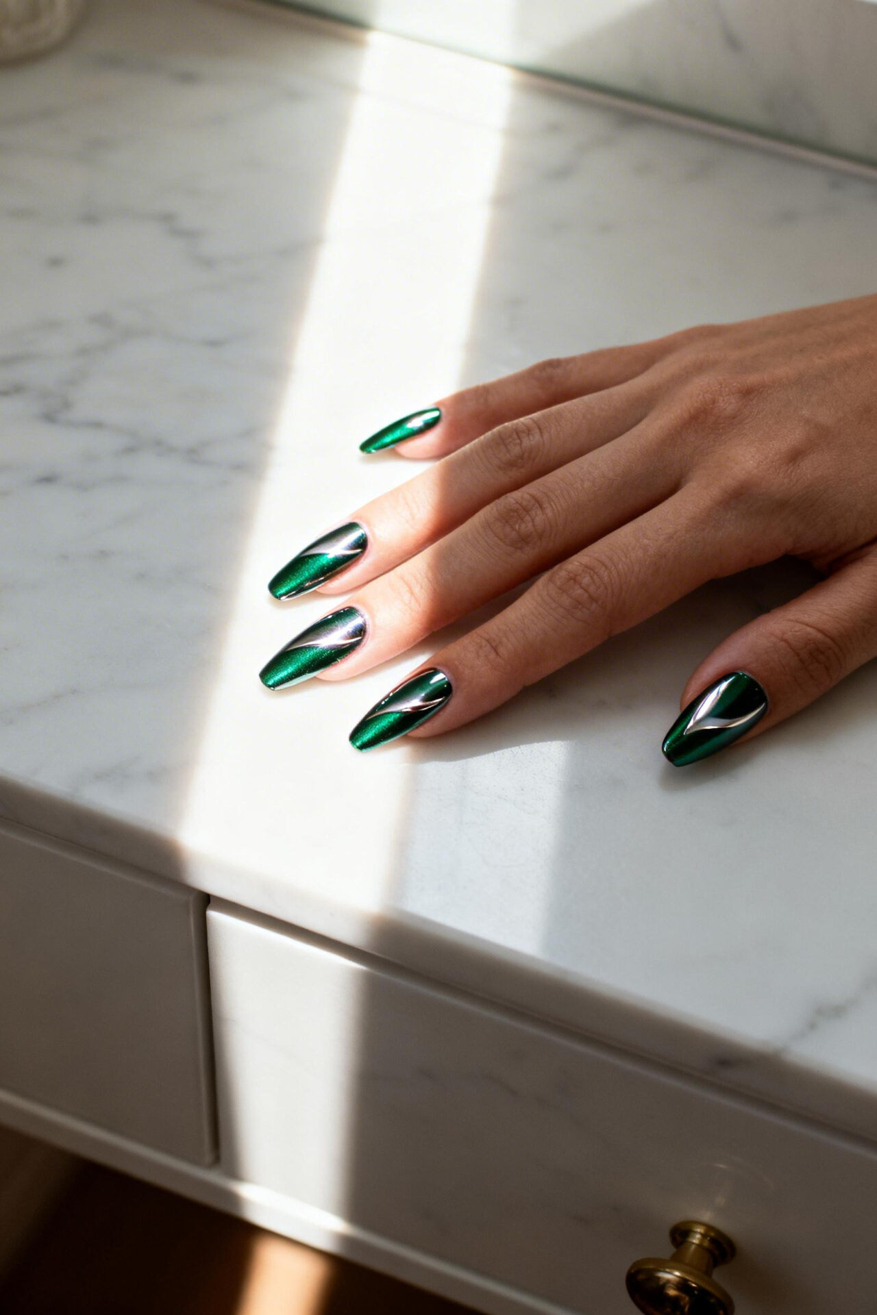 Cat Eye Effect Nails - emerald chrome coffin