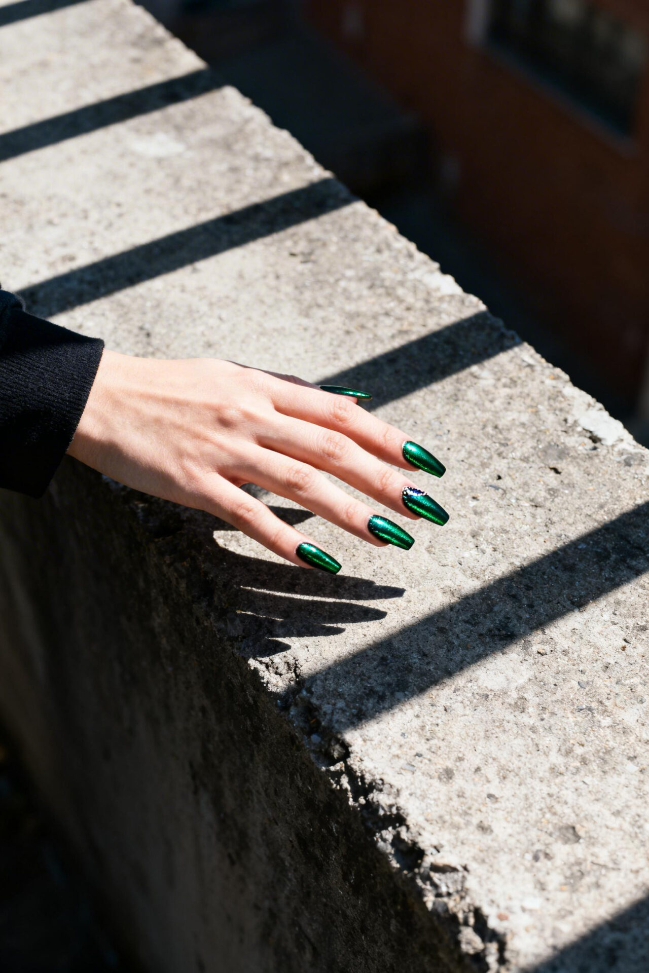 Cat Eye Nails - emerald chrome coffin