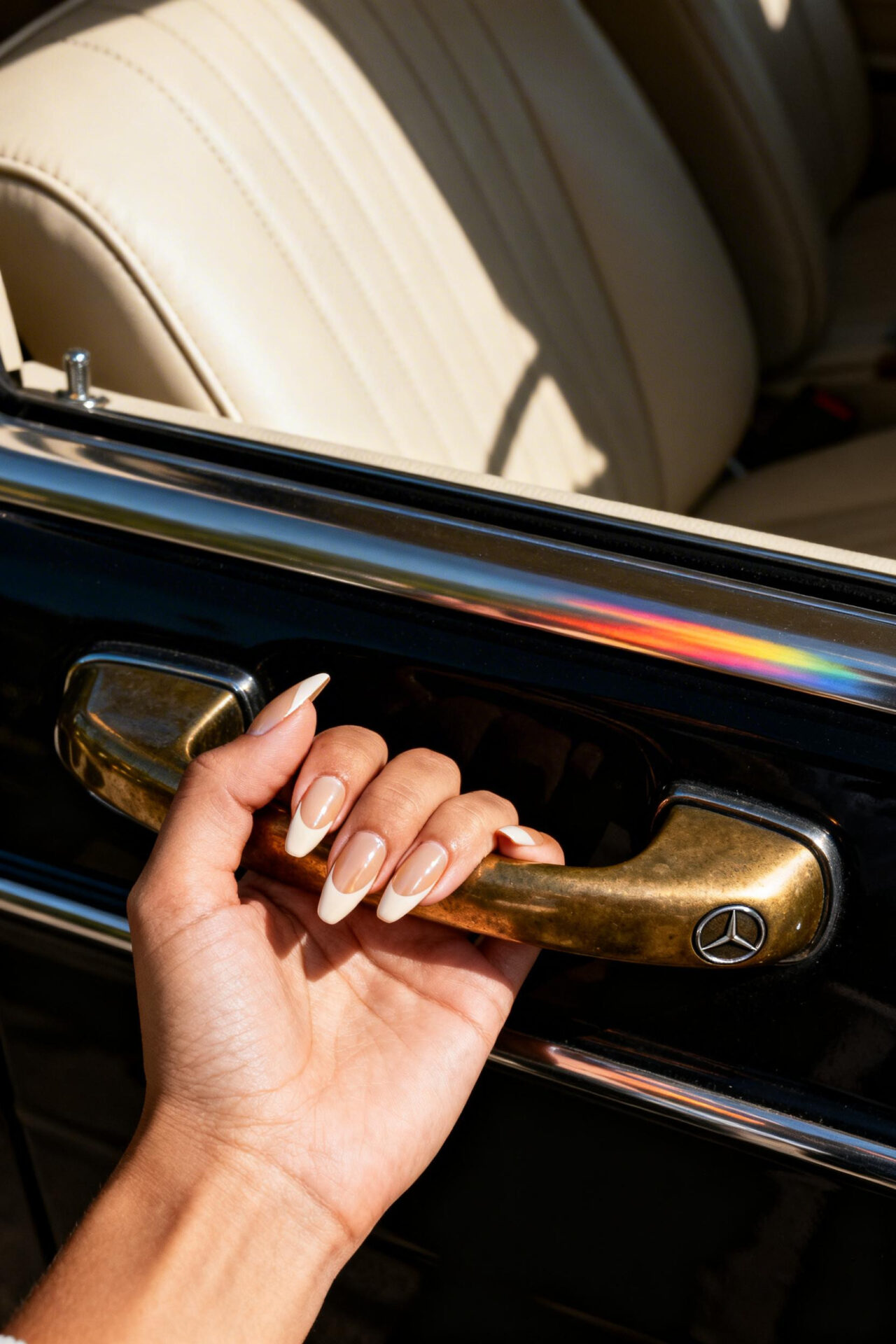 Neutral Cat Eye Nails - champagne cream coffin gloss