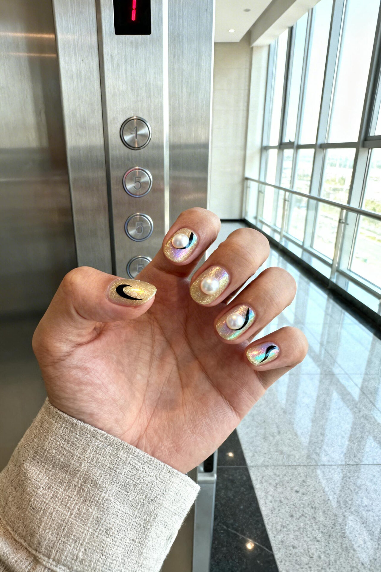 Gold Cat Eye Nails champagne shimmer gel