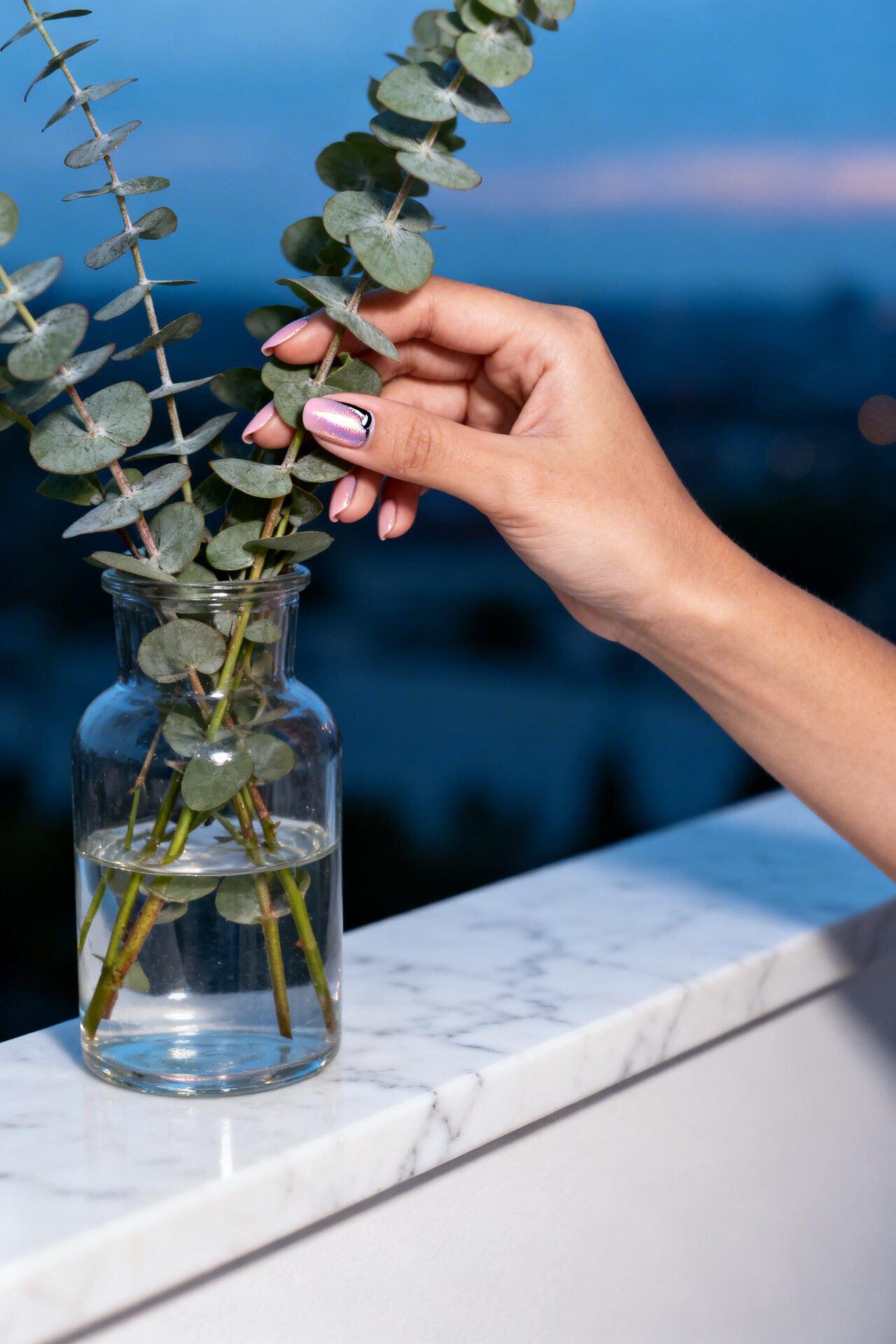 Light Pink Cat Eye Nails chrome oval