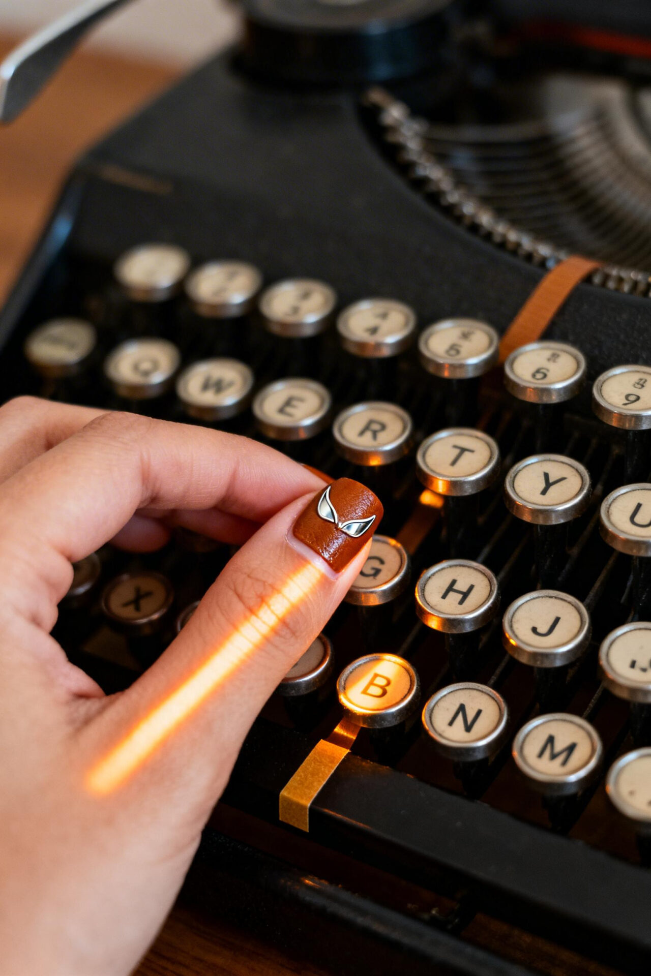 Cat Eye French Tip Nails - cognac chrome natural