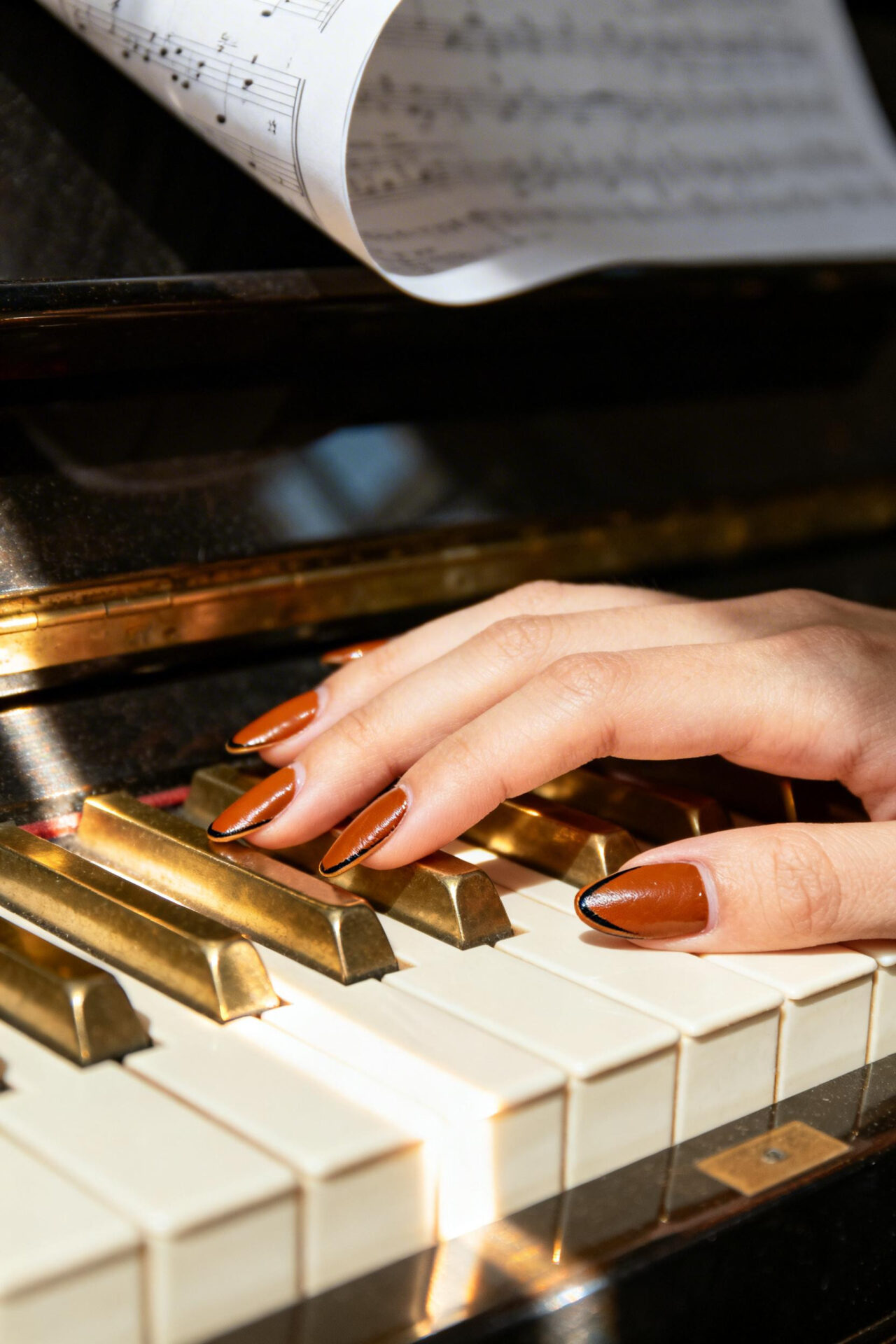 Simple Cat Eye Nails - cognac shimmer