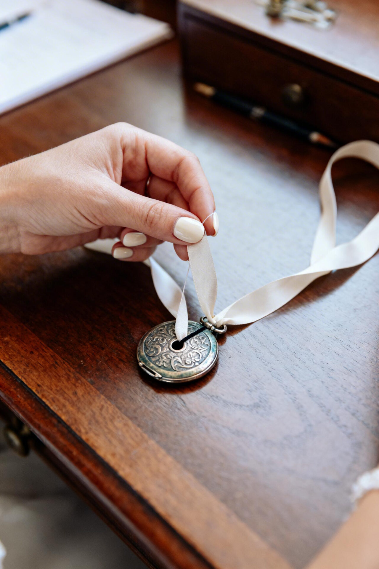 Bride's Nails Wedding - ivory cream round