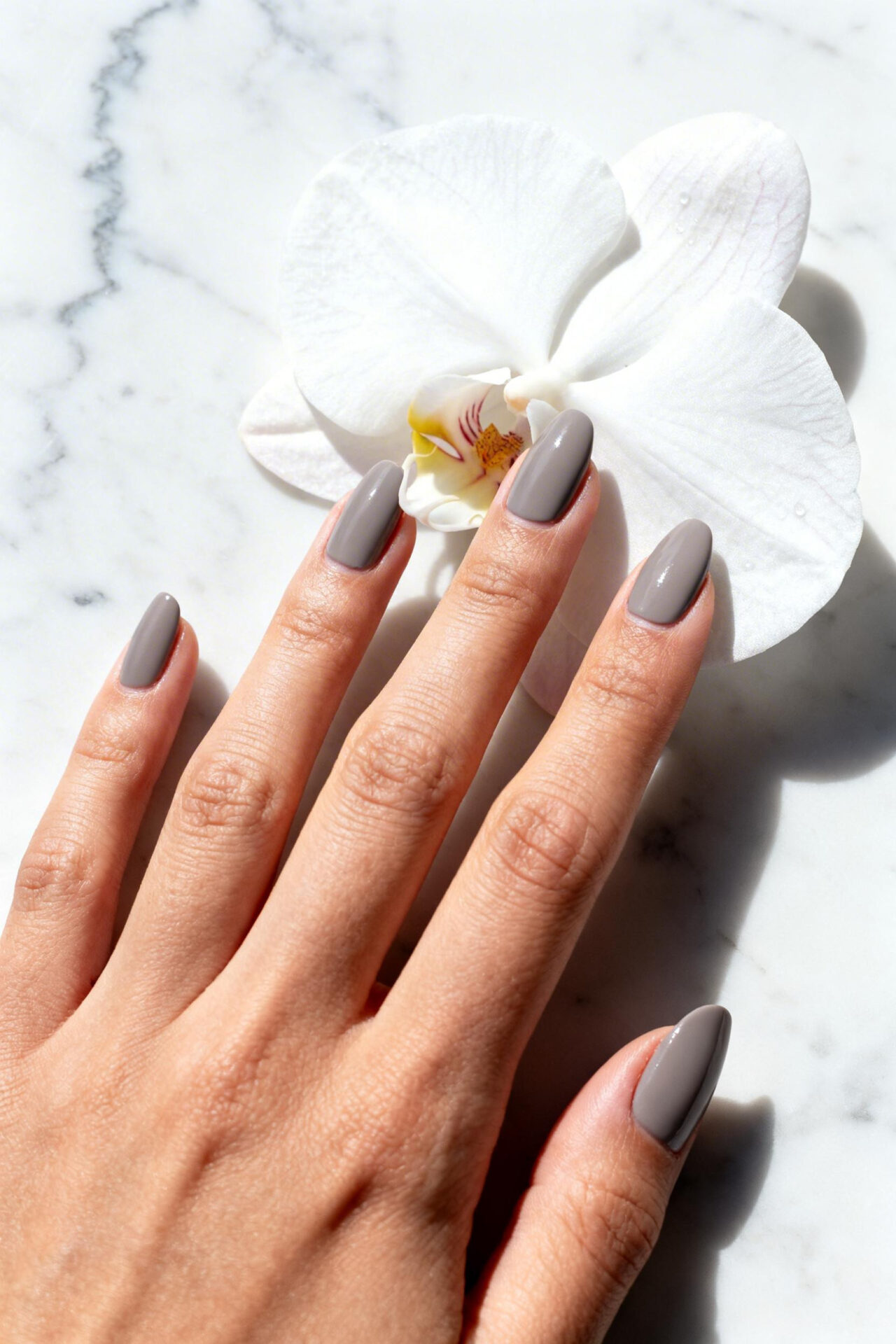 Minimalist Nails - grey taupe matte almond
