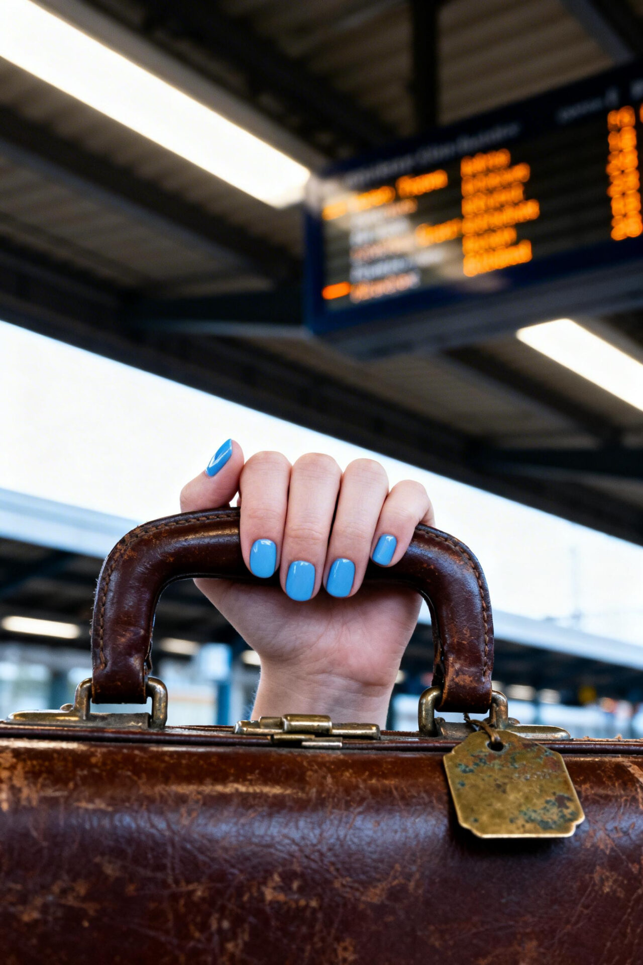 Subtle Nails - ice blue matte round