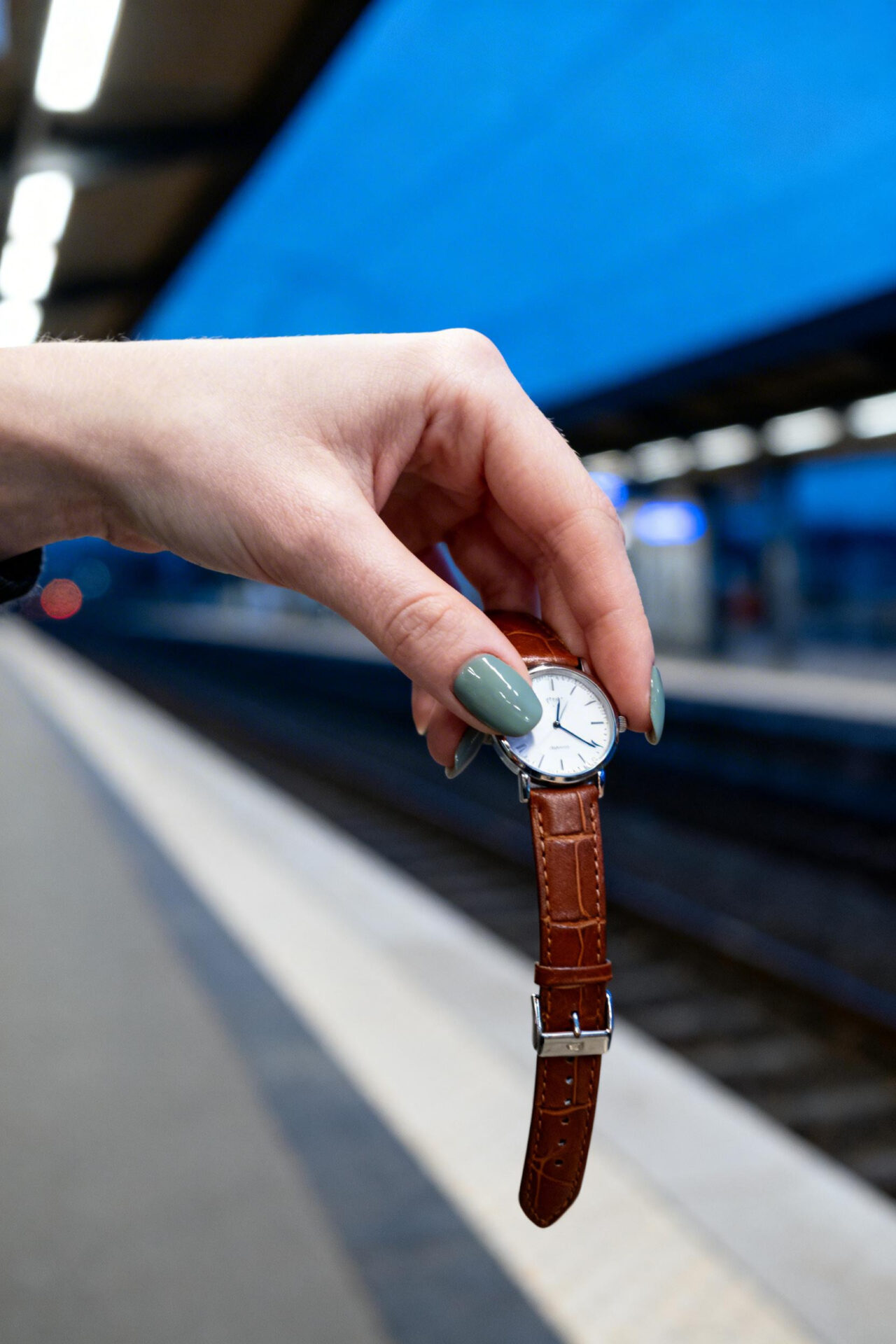 Neutral Nails - sage matte oval